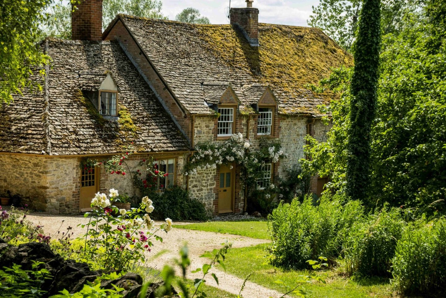 Stone cottage surrounded by gardens in the Cotswolds