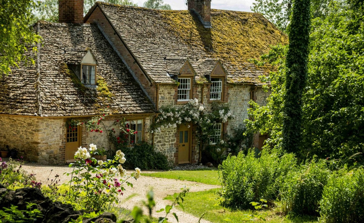 Stone cottage surrounded by gardens in the Cotswolds
